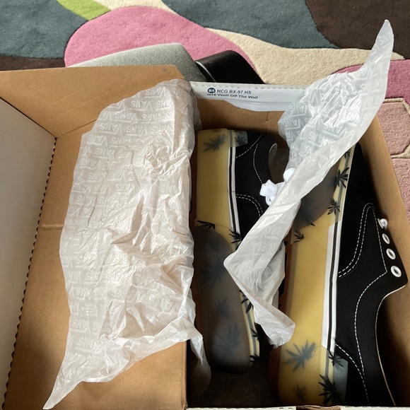 VANS - Picture 6 of 6